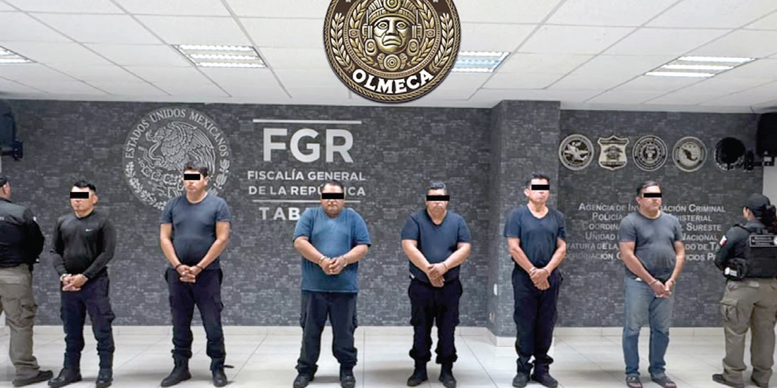 LOS SEIS policías de Tabasco detenidos tras un operativo federal, ayer.