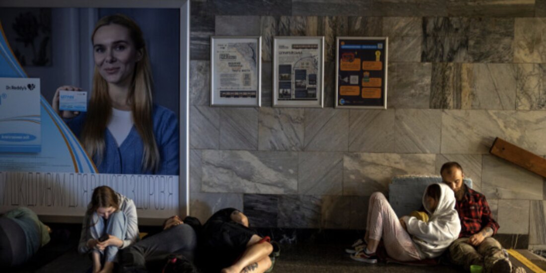 Personas se refugian en el metro durante un ataque con drones y misiles rusos contra Kiev, ayer.