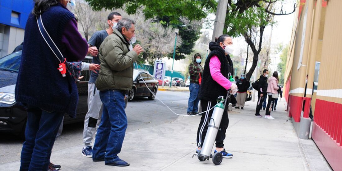 Una familia acompaña a su padre a las puertas del Triage Covid-19 del Hospital General esperando pueda ser atendido.