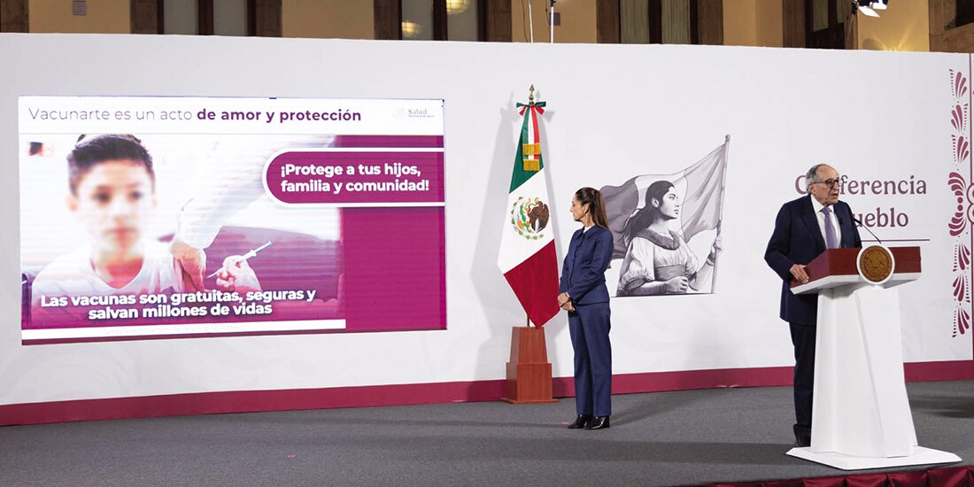 David Kershenobich, secretario de Salud, y la Presidenta Claudia Sheinbaum, ayer, en conferencia de prensa.