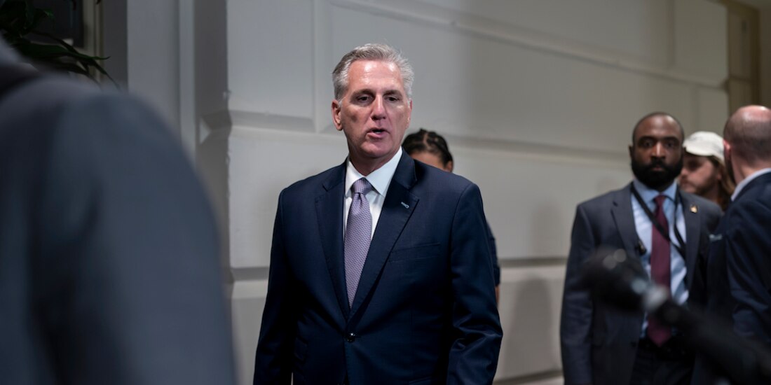 El líder conservador, Kevin McCarthy, al salir de una reunión de su bancada antes del aval al proyecto provisional el pasado 30 de septiembre.