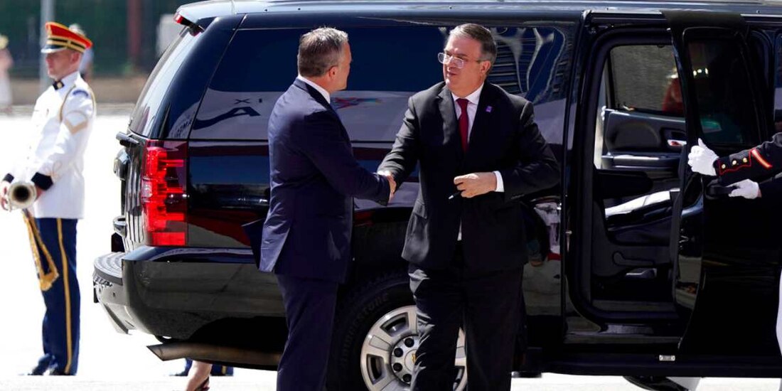 Marcelo Ebrard, secretario de Relaciones Exteriores, llega a la alfombra roja antes de la ceremonia de apertura de la Cumbre de las Américas.