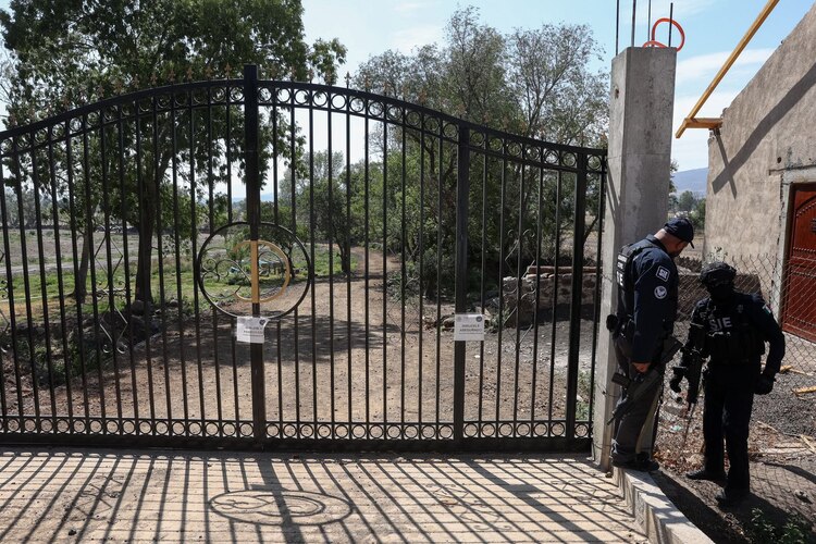 Se extrae agua de manera ilegal del lago.