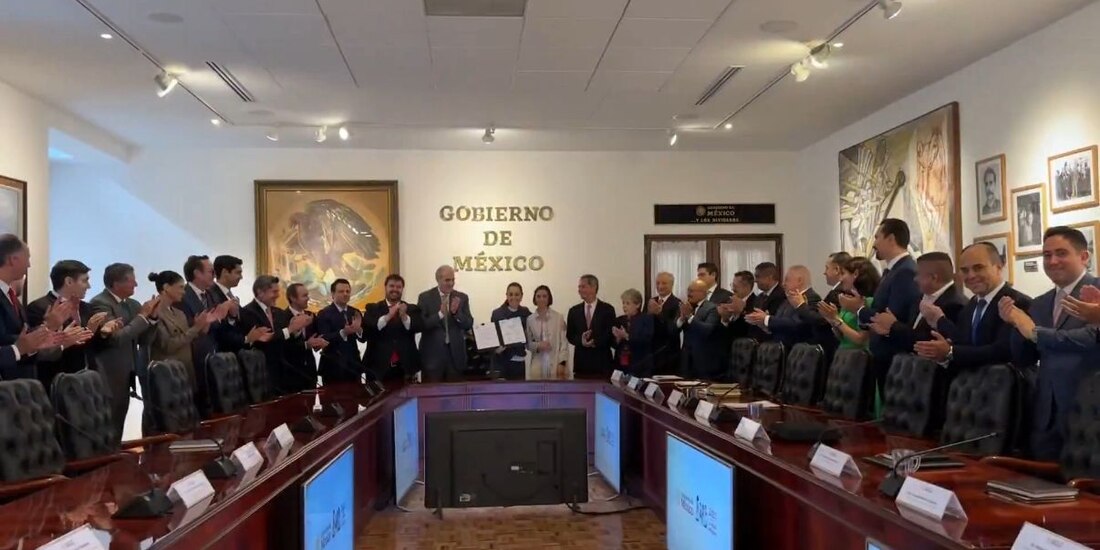 La Presidenta de México con empresarios del sector en la reunión de ayer.
