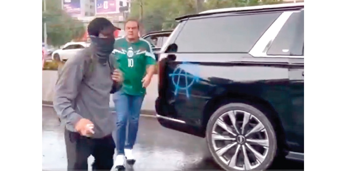 MANIFESTANTES encararon a Cuauhtémoc Blanco el domingo
y le reprocharon el asesinato de un activista en su gestión