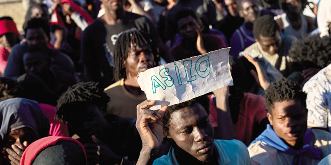 Migrantes esperan para recibir comida en Ceuta, España, el pasado 3 de agosto.
