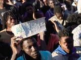 Migrantes esperan para recibir comida en Ceuta, España, el pasado 3 de agosto.