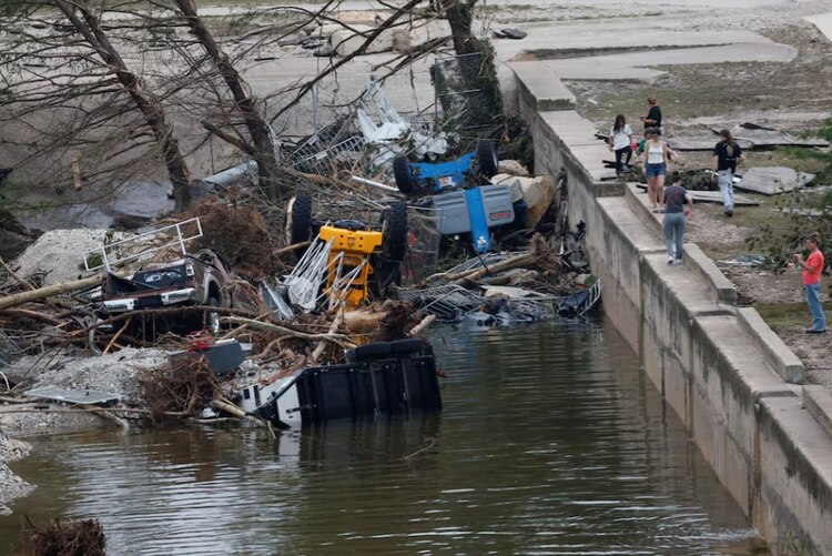 Lluvias en Texas causan muertes y desaparecidos en campamento infantil.
