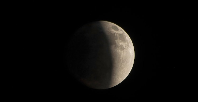 Imagen ilustrativa de un eclipse lunar parcial