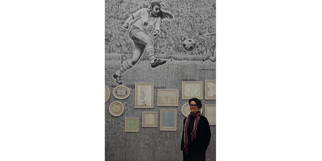 Sofía Echeverri junto a su obra, ayer.