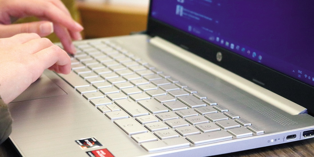 Es importante usar un cargador adecuado para tu computadora portátil.