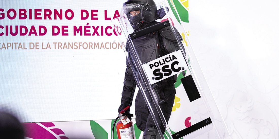 Oficial de la SSC camina durante la conferencia de la Jefa de Gobierno, ayer.