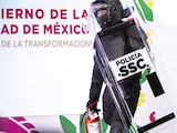 Oficial de la SSC camina durante la conferencia de la Jefa de Gobierno, ayer.
