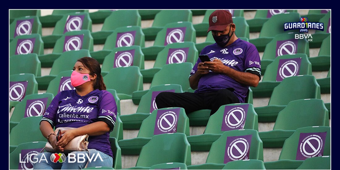 Aficionados del Mazatlán FC en las tribunas del Kraken.