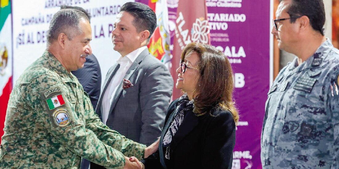 Lorena Cuéllar Cisneros, gobernadora de Tlaxcala, ayer, durante la campaña de desarme.
