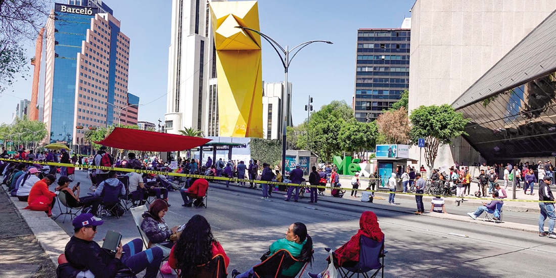 Maestros de la CNTE, ayer, en Reforma e Insurgentes.