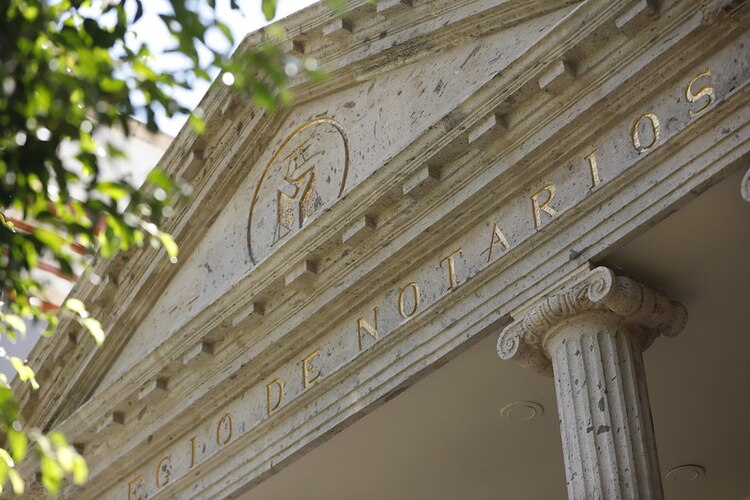 Lemus visitó el Colegio de Notarios del Estado.