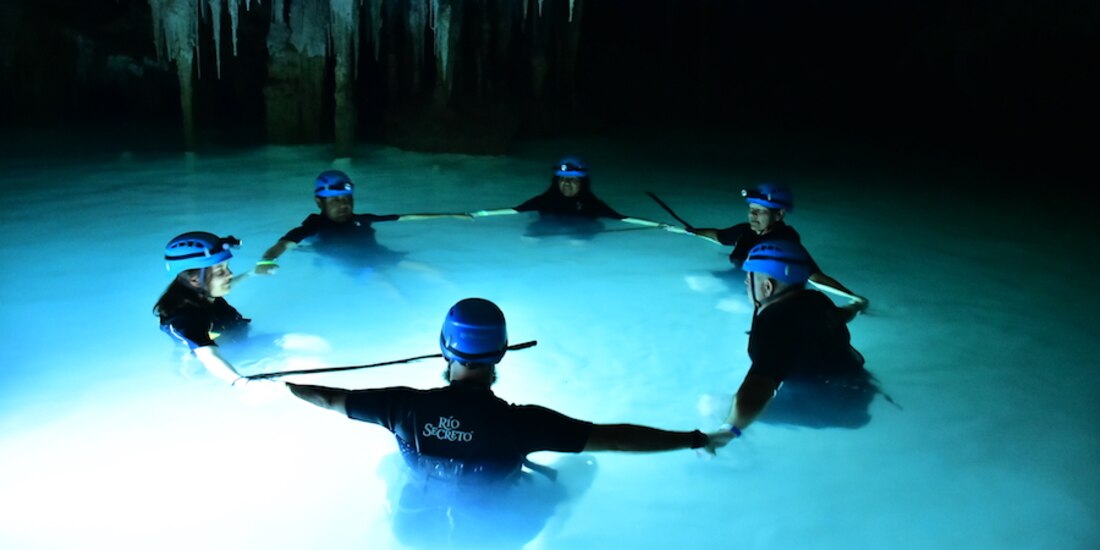 Al llegar al fondo, las personas disfrutan de la tranquilidad del ambiente. No se escucha ningún ruido del exterior.