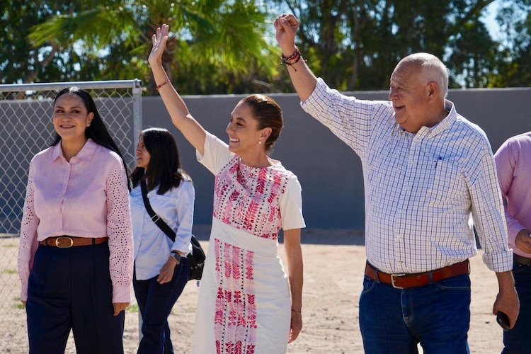 Acompañada por el gobernador Víctor Manuel Castro, la mandataria anunció nuevas obras de infraestructura hídrica para el Valle de Santo Domingo.