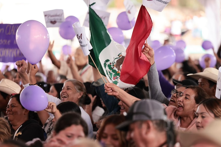 Simpatizantes ondean la bandera de México y sacuden globos y durante el evento en Zacatecas.