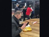 Hombre come papitas durante brutal pelea y se vuelve viral (VIDEO)