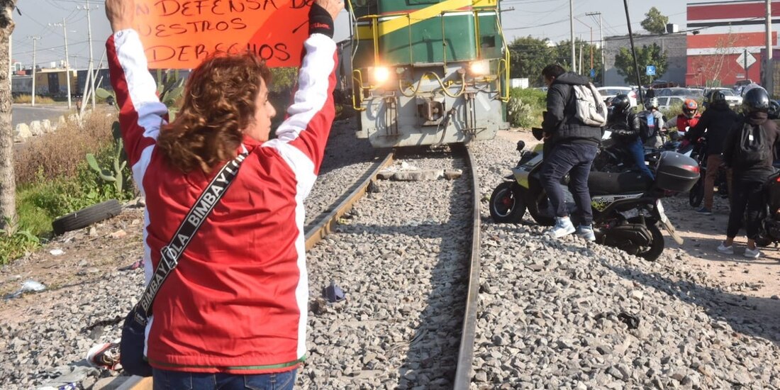 Los inconformes frenaron la marcha de un ferrocarril de carga en la esquina de Avenida Central y Río de los Remedios, ayer.