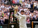 Carlos Alcaraz celebra con el trofeo de campeón 2023 de Wimbledon