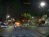 Patrulla se pasa alto y provoca choque con motociclista; se da a la fuga (VIDEO).