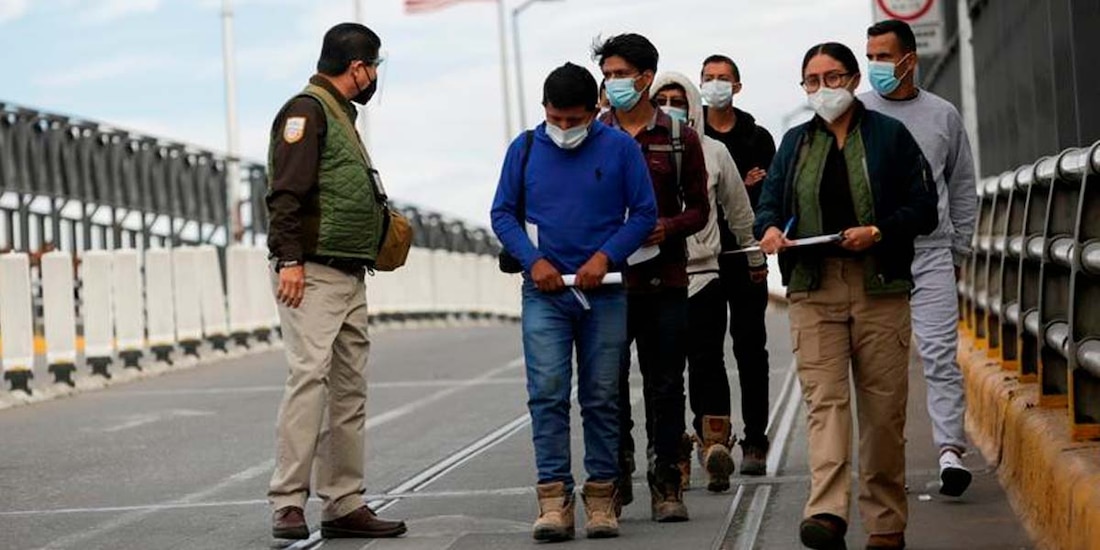 Título 42 se mantiene; juez de EU impide cesar restricciones fronterizas a migrantes.