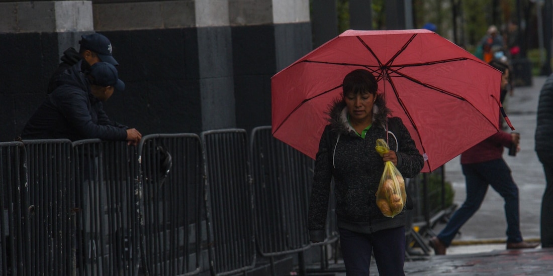 Una mujer camina por calles de Toluca, en imagen de archivo.