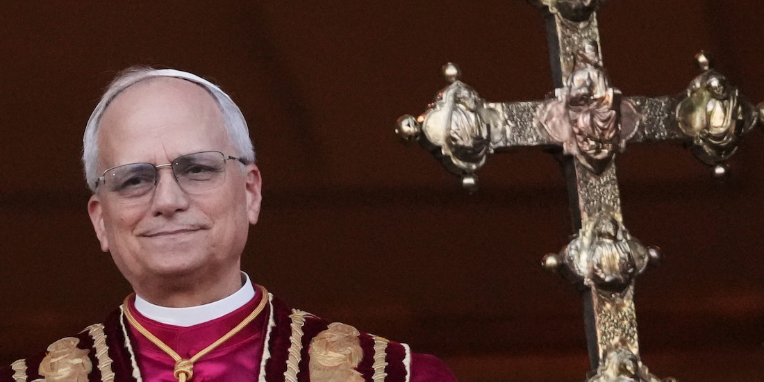 El Papa León XIV en el balcón de la Basílica de San Pedro