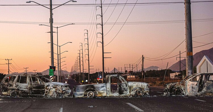 Vehículos incendiados en Culiacán para evitar la captura de Ovidio Guzmán, el pasado 6 de enero.