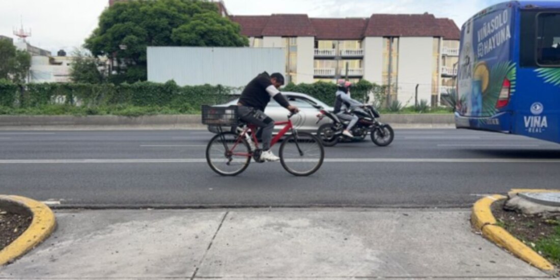 Un ciclista circula sobre la lateral de la avenida Tlalpan, el pasado 2 de julio.