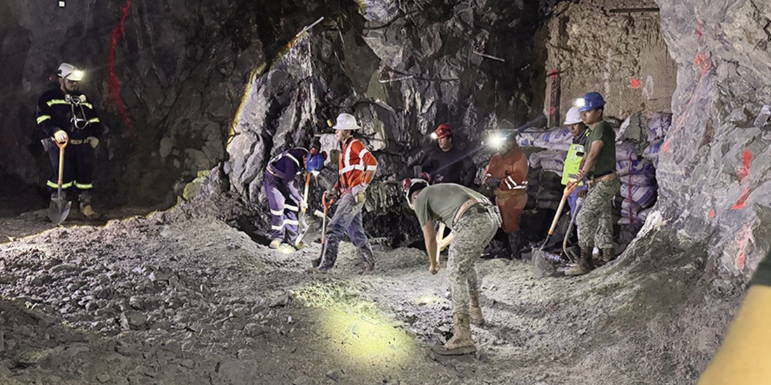 Elementos de rescate y buzos de la Defensa, durante las acciones de recuperación en la mina Santa Fe, el domingo.
