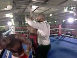Momento en el que Simiso Buthelezi lanza golpes al aire durante su combate de box contra Siphesihle Mntungwa.