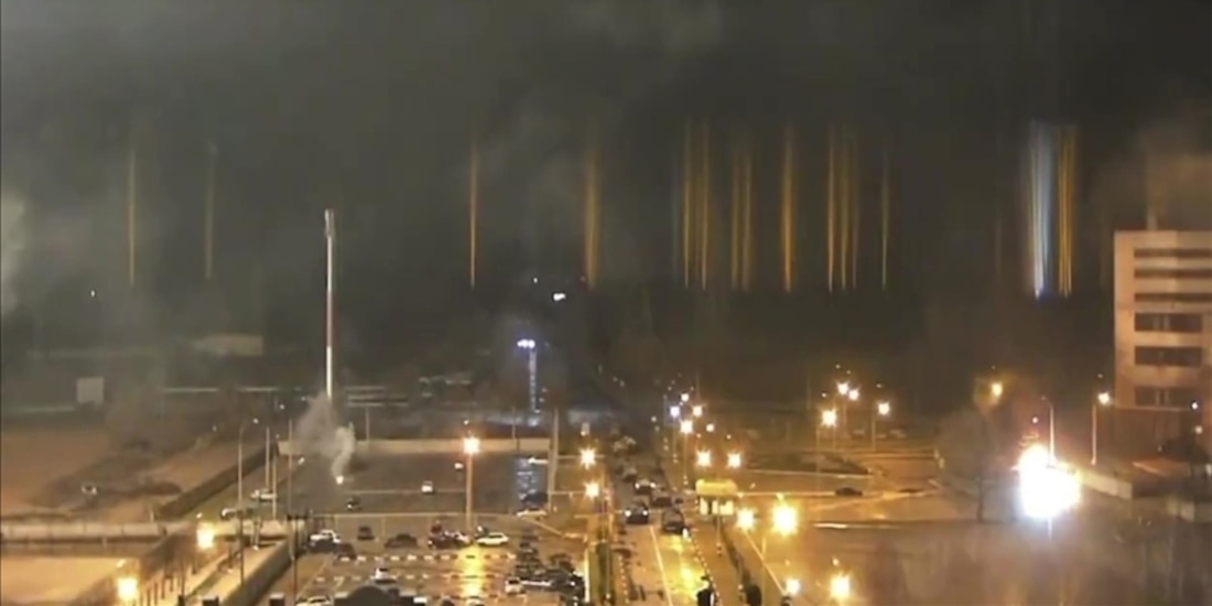 Ocupantes rusos, en pleno combate con defensores ucranianos para tomar el control de la mayor planta nuclear en la región en marzo pasado.