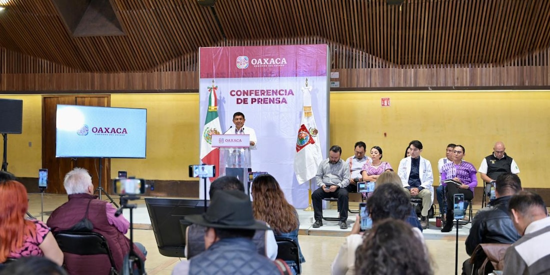 El Gobernador en conferencia de prensa.