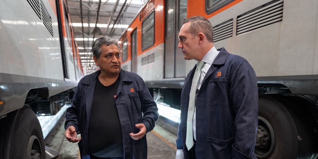 Adrián Rubalcava Suárez con un trabajador del Sistema.