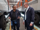Adrián Rubalcava Suárez con un trabajador del Sistema.