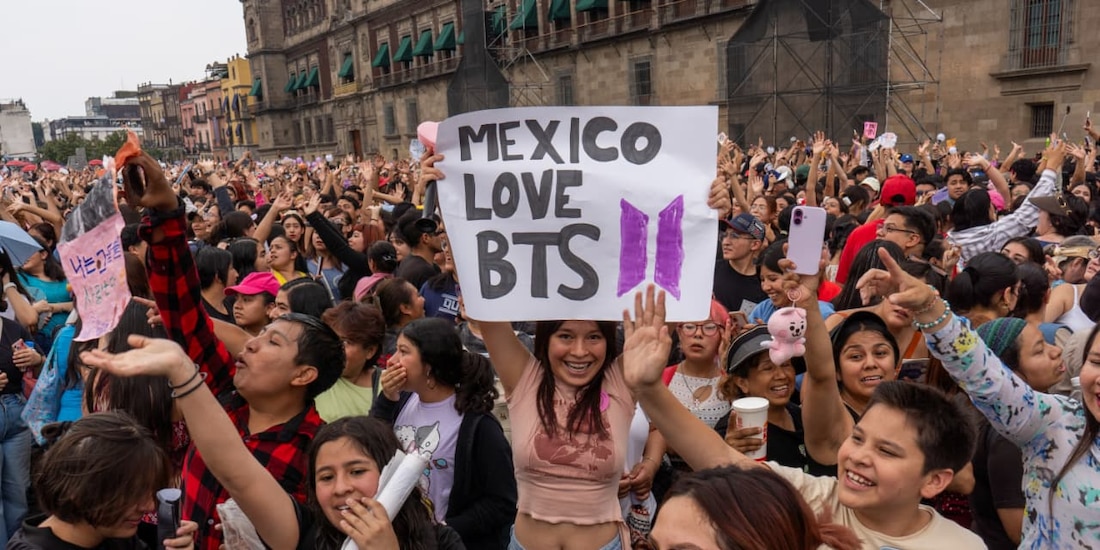 Fans de BTS se dieron cita en el Zócalo de la Ciudad de México para recibir a la agrupación de K-pop surcoreana.