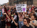 Fans de BTS se dieron cita en el Zócalo de la Ciudad de México para recibir a la agrupación de K-pop surcoreana.