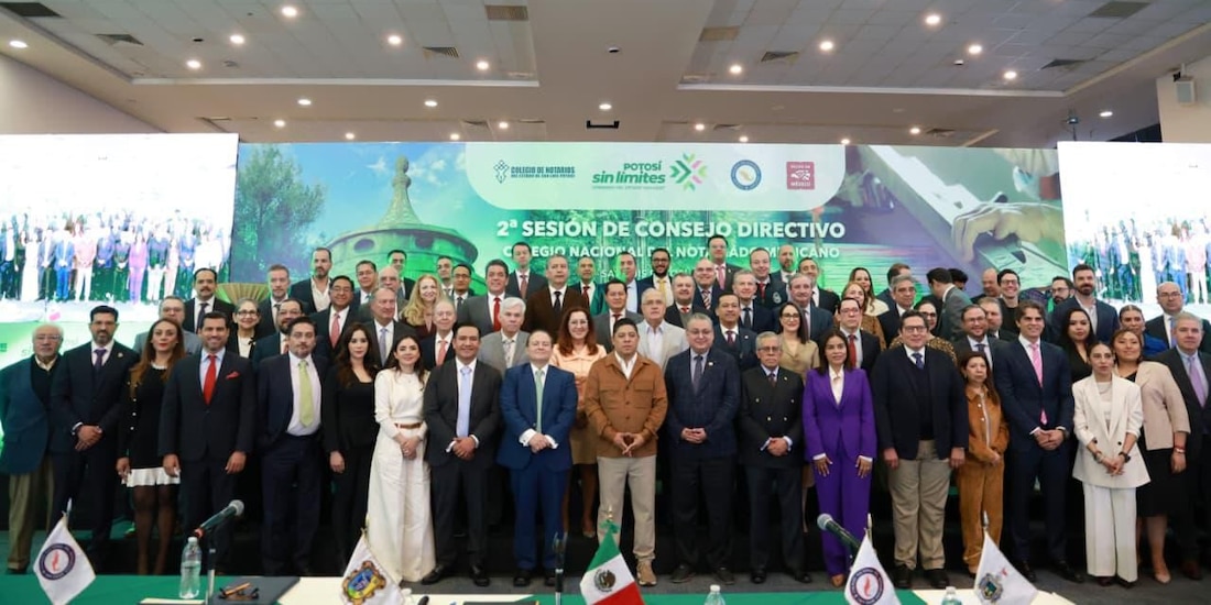 Al centro, el Gobernador constitucional.