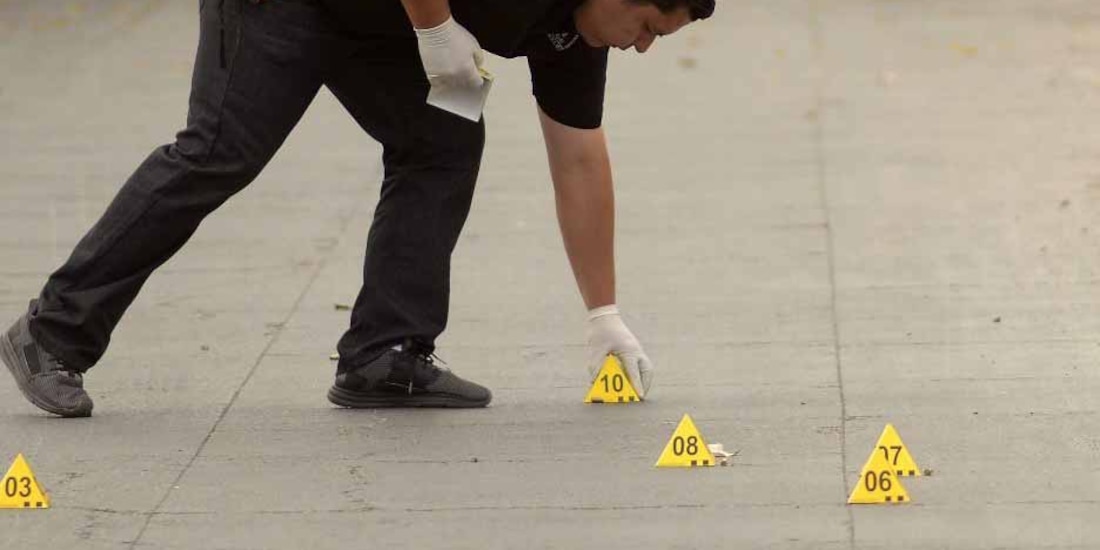 Autoridades recaban pruebas en una escena del crimen.