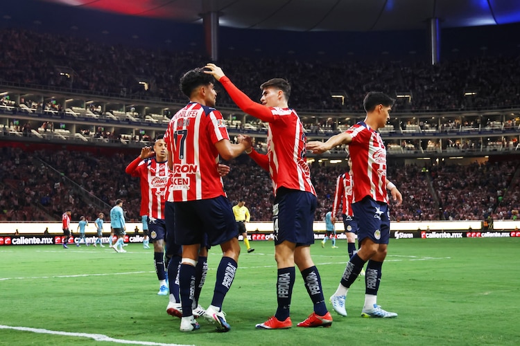 Jugadores de Chivas celebran una victoria en el Clausura 2026 de la Liga MX