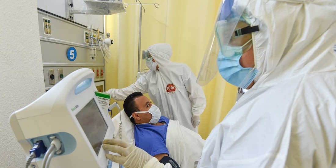 Simulación de atención a un paciente con COVID-19 en la Unidad de Terapia Intensiva del Hospital Militar de la 22 Zona Militar en Santa María Rayón