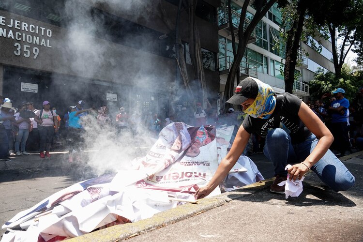 Los docentes también acudieron a la sede de Morena, ayer.