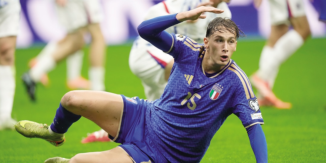 Francesco Pio Esposito lamenta una falla contra Noruega, ayer.