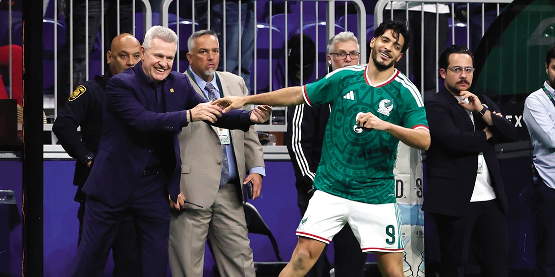 Aguirre y Raúl Jiménez celebran después de un gol el año pasado.