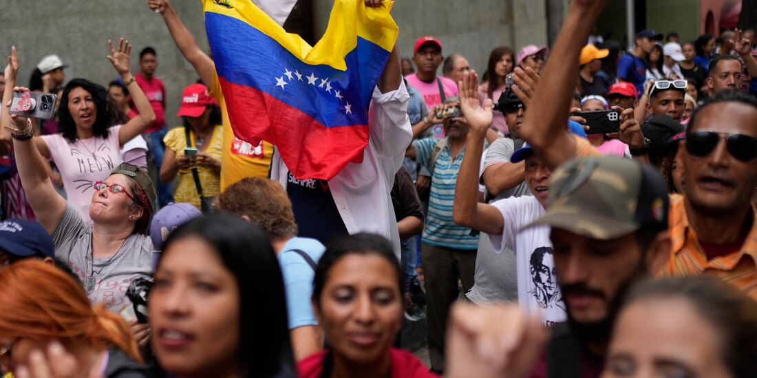 Partidarios del Gobierno marcharon ayer en Caracas en apoyo a la “ley antifascismo”.