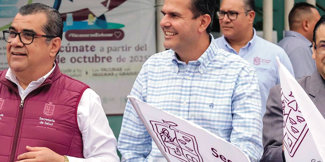 EL HERMANO del edil asesinado Carlos Manzo (c), ayer, en un acto del gobierno de Michoacán. A Juan Manzo se le menciona como aspirante a la alcaldía de Uruapan